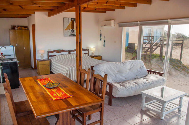 Playa Loft: loft con mesa, futón y cama matrimonial