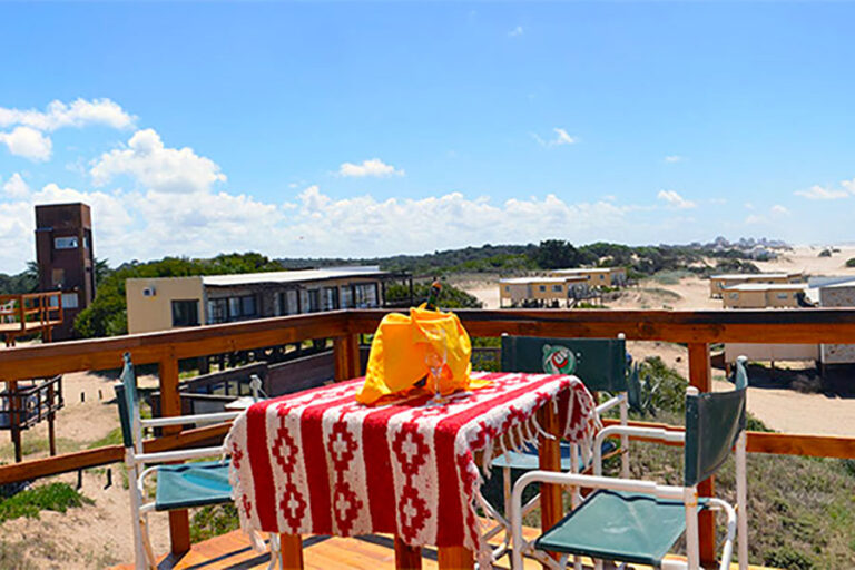Sol F y H: deck con mesa y vista a los médanos