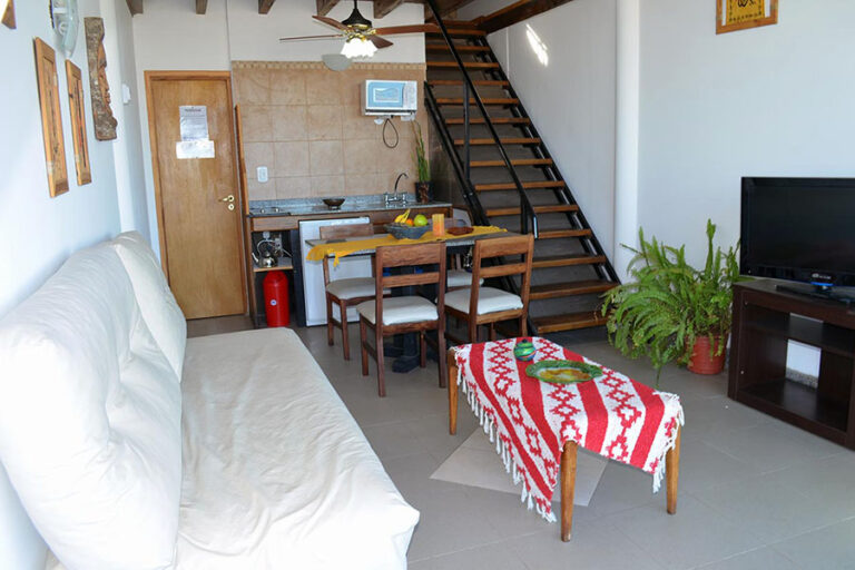 Duplex 4: living comedor con cocina y escalera a la planta alta