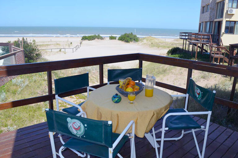 Sol A y B: deck con mesa y vista a la playa