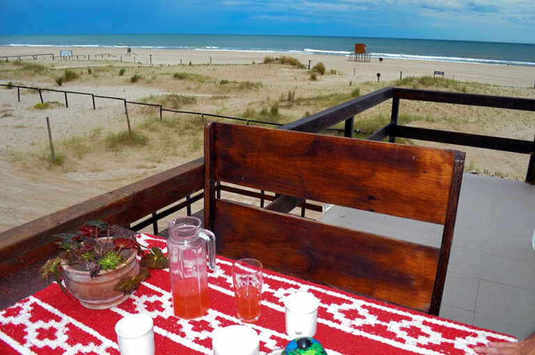 Duplex 3: mesa en el deck con vista a la playa