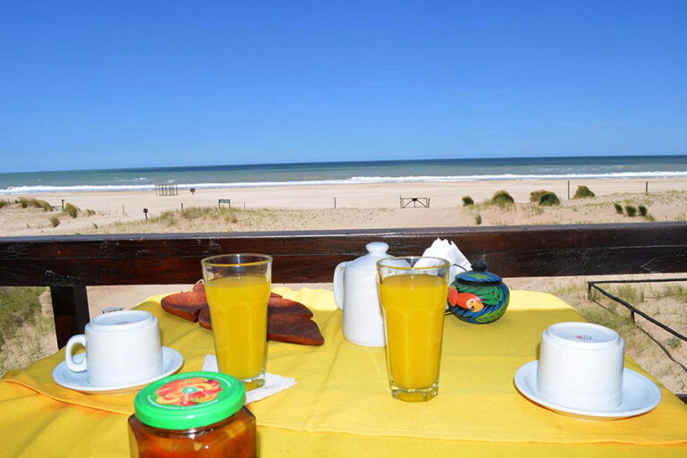 Duplex 4: desayuno en el deck frente al mar