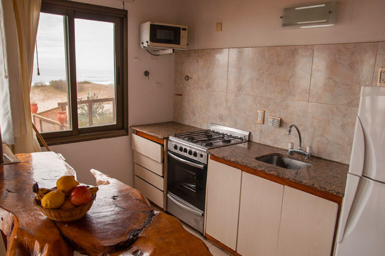 Casa Norte o Sur: cocina con horno y vista a los médanos