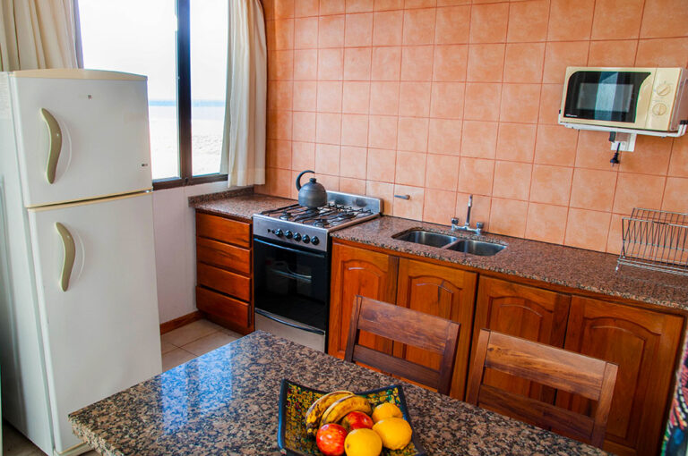 Sol G y E: cocina con horno, heladera y desayunador