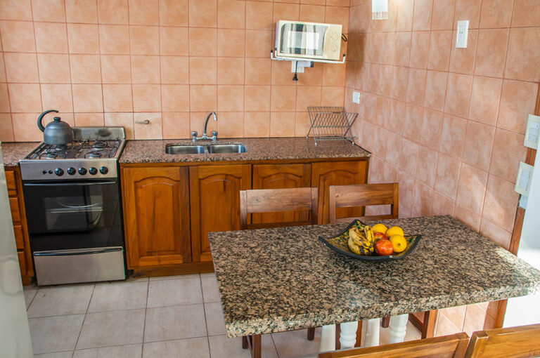 Sol G y E: cocina con desayunador de granito
