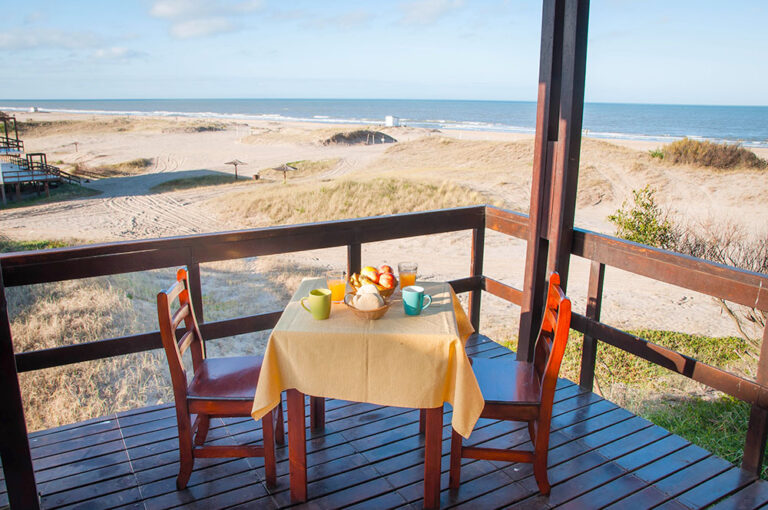 Sol G y E: desayuno en el deck frente a la playa