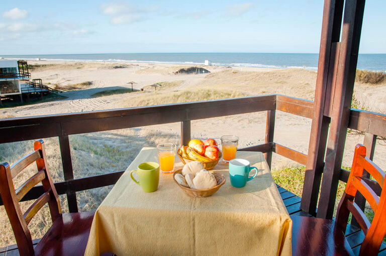 Sol G y E: mesa en el deck con vista al mar
